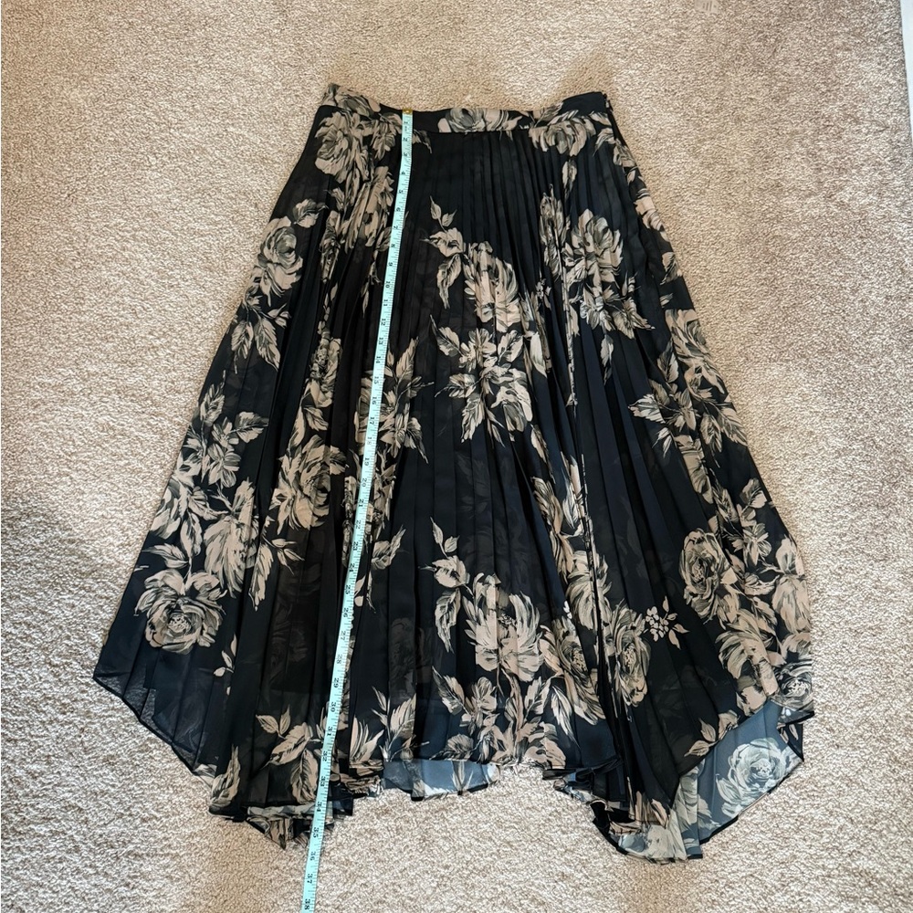 Christy Lynn Gwen Skirt Black Rose Floral Pleated Midi Asymmetric Size 10 NWT - Picture 4 of 9